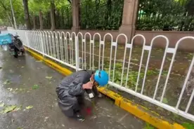 上海一外卖小哥送完餐清理路边多个排水口：“举手之劳的事”图片