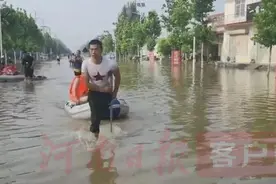 濮阳独腿小伙自发驰援新乡，蹚水救援15小时累到腿抽筋图片
