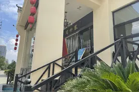 武汉女子就餐后腹泻索赔500元，餐厅称菜品没问题只能退餐费图片