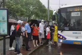 地铁停运，公交启动备用公交车运送客流图片