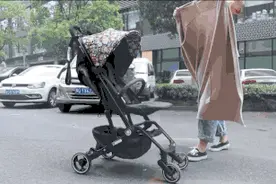 婴儿推车上的“夏日杀手”，这种做法可能会要了孩子的命图片
