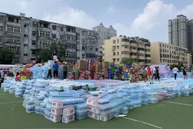 特写丨行驶在深水里的女铲车司机图片