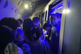 手持急救斧为乘客敲开救援通道 郑州地铁五号线紧急救援的逆行者找到了图片