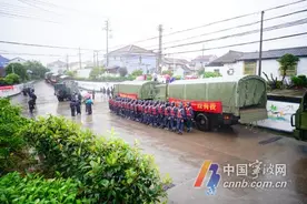 “最可爱的人”紧急出动！东海水兵抗台抢险 携救援物资驰援余姚图片
