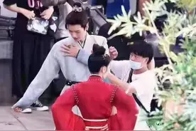 迪丽热巴路透照曝光 身穿红色古装与龚俊上演最萌身高差图片
