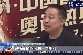 许昕“欲吹又止”、樊振东“欲摸又止”！这俩热搜让网友直呼：心疼又好笑图片