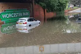 英国伦敦大雨导致街道严重积水图片