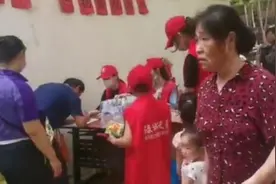 郑州街头有条不紊发放救灾物资，居民排队领食品视频封面