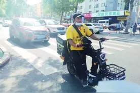 外卖小哥脚踏热浪“狂奔”图片