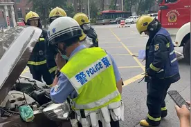 小轿车“开锅”冒烟 冷静别慌图片