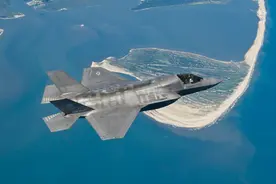 美军两架F-35“闪电”战斗机飞行中被闪电击中，严重受损图片
