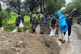 闸门失稳，抢险！坝岸渗水，堵上！松江全力以赴打好抗台硬仗图片