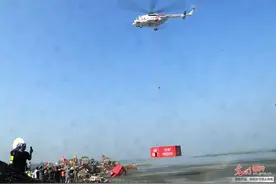 河南新乡：增派直升机空投防洪专用物资堵漫堤图片
