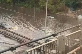 伦敦暴雨来袭引发严重内涝：地铁淹没 交通中断图片