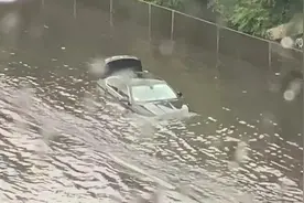 3小时“下了一个月的雨”，伦敦街道和地铁站被淹，民众弃车逃生图片