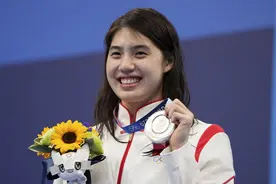 现场｜可以输，但绝不认输！爱笑的张雨霏眼里总有光芒图片