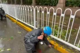 上海一外卖小哥送完餐蹲在路边清理多个排水口 称是“举手之劳”图片