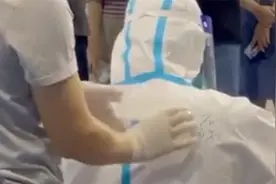 想记录5岁女儿第一次做核酸画面 却拍下现场感人一幕……图片