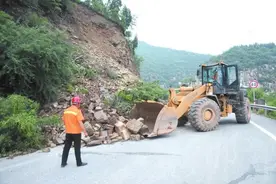 山区水毁落石路段具备通车条件图片