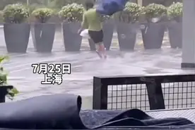 台风烟花登陆上海，女子出门购物被大风吹跑重摔在地图片