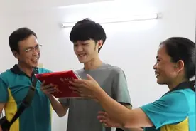 邮递员亲手给儿子递上北大录取通知书视频封面