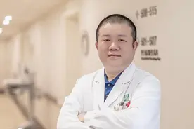 百年初心奋斗者｜妇产科男医生严沁：尽可能地减少病人痛苦图片