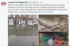 英国伦敦大雨滂沱市区街道积水 多个车辆受困洪水中图片