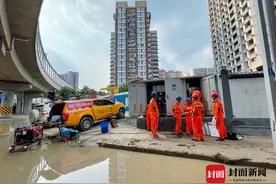 争分夺秒 四川眉山供电抢险队已为河南郑州1万户居民恢复用电图片