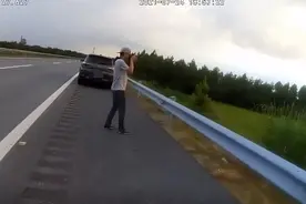 江西一男子在高速应急车道停车拍夕阳，还要民警帮摆拍，被罚后仍不“死心”图片