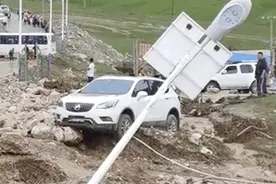 青海海西一景区发生山洪 百余名被困游客已安全获救图片