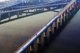 武汉推进市域铁路工程、地铁建设，打通跨区域断头路图片