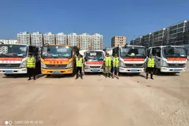 每天拖车14小时，日行300公里是常态，武汉105辆救援拖车驰援郑州图片