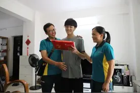 骄傲破屏！儿子考上北大，爸爸亲手投递录取通知书……图片