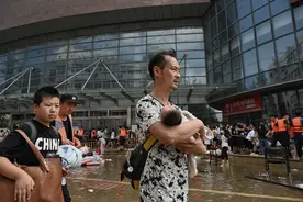 河南暴雨·救援丨卫辉新医一附院告急！家属抱婴儿紧急转移图片