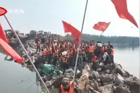 现场，他们高唱《团结就是力量》图片