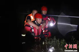 内蒙古锡盟遭遇洪涝 森林消防连夜解救被困群众图片