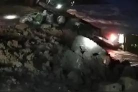 踩下油门投车堵决堤口的卡车司机：贷款20多万元新车沉没在洪水里图片