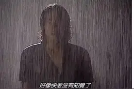 突降暴雨，“浇警”赤脚上阵指挥交通~图片