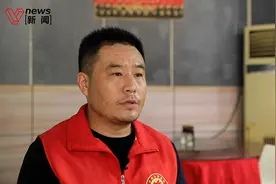 致敬“伸手的力量”|“铲车英雄”刘松峰洪水中五进五出，营救65名高校教师图片