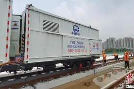 中国首台新能源焊轨机助力“轨道上的大湾区”建设图片