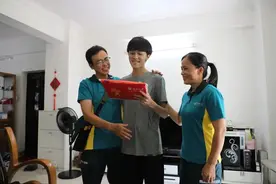 骄傲破屏！儿子考上北大，爸爸亲手投递录取通知书…图片