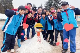 在西北山村做“网红”：教孩子唱歌、帮老乡卖猪图片