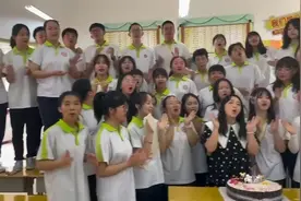 贵州“学霸班”41人均考上重点 全班学生把老师当公主“宠”图片