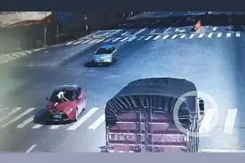 男子趴在引擎盖被顶行数公里 驾驶员竟是他女友图片