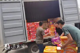 暖心！宿迁一市民为河南捐赠纯净水2000箱、方便面1000箱图片