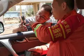 偶遇重逢，湖北消防员被拦车感谢图片