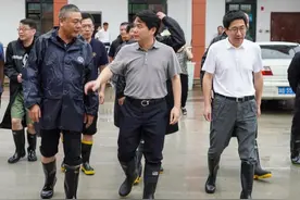 区领导赴一线检查指导防汛防台工作 为受灾群众送去关怀问候图片