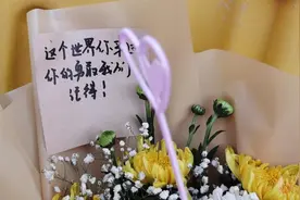 愿天堂没有洪水！郑州地铁遇难者“头七”，沙口路站摆满鲜花图片