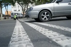热熔减速带在库尔勒市区道路派上用场车辆降速立竿见影图片