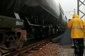 台风来袭宁波三座钢梁桥被洪水侵入，铁路实行重车压梁防洪视频封面